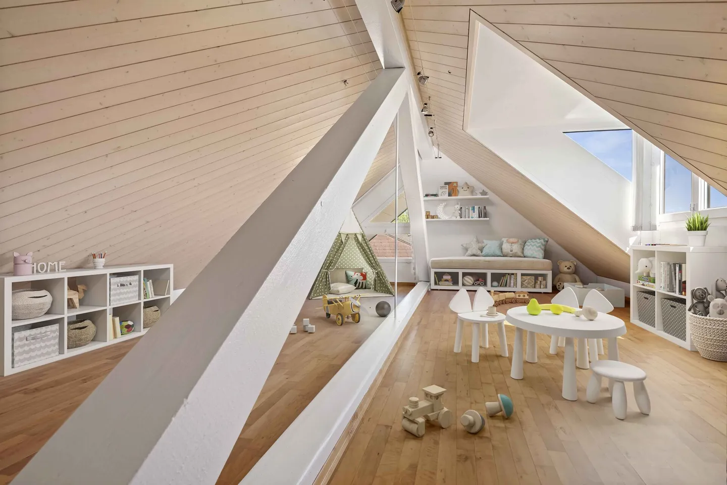 Piscina, giardino e vista lontana: casa familiare in posizione privilegiata - Foto 14 di 19