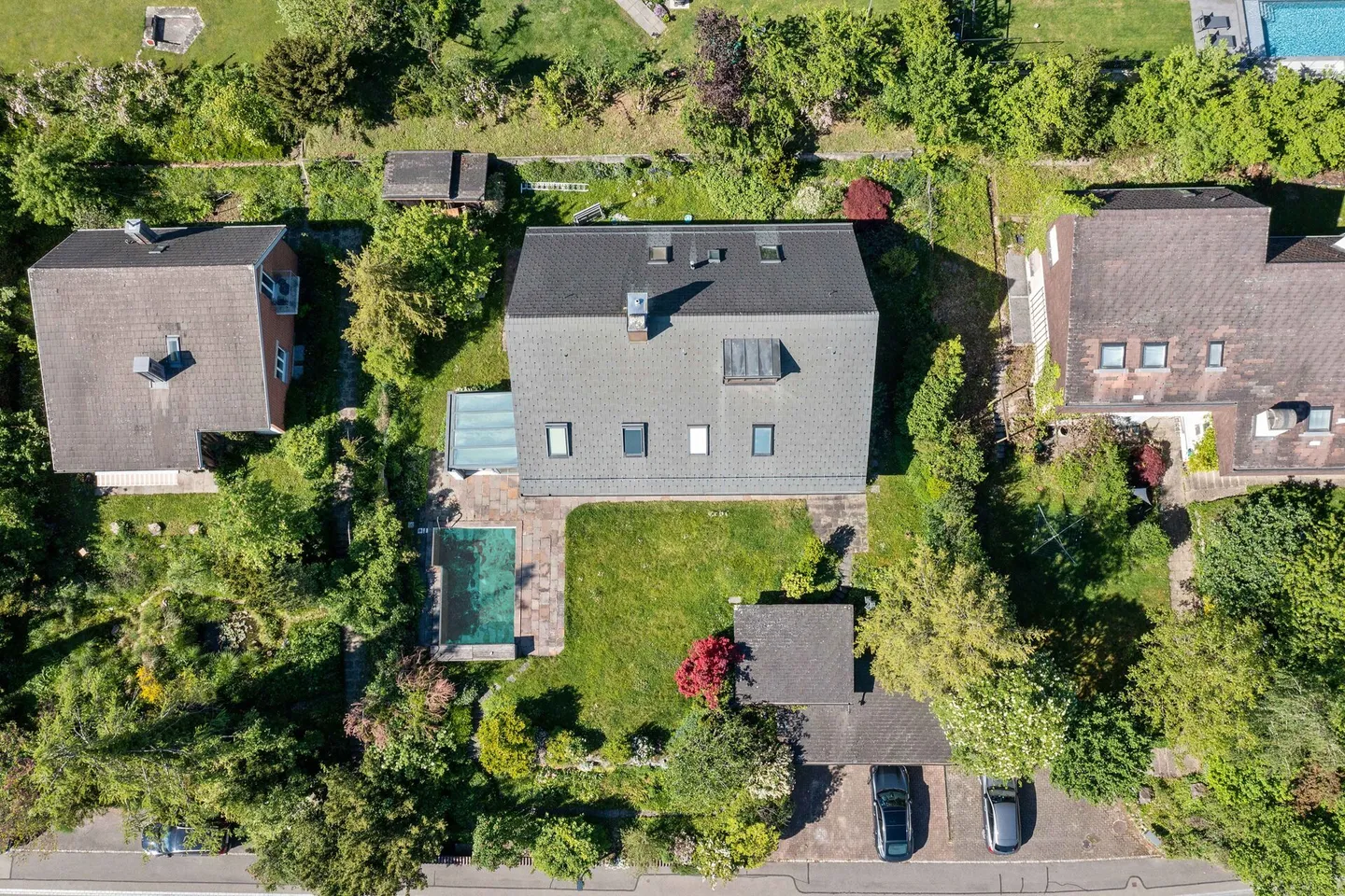 Piscina, giardino e vista lontana: casa familiare in posizione privilegiata - Foto 18 di 19