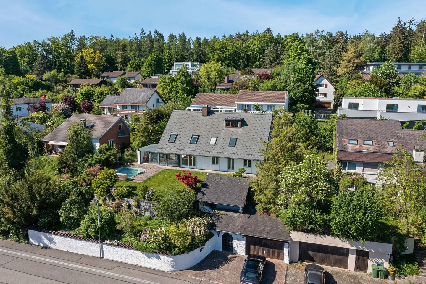 Piscina, giardino e vista lontana: casa familiare in posizione privilegiata - Foto 19 di 19
