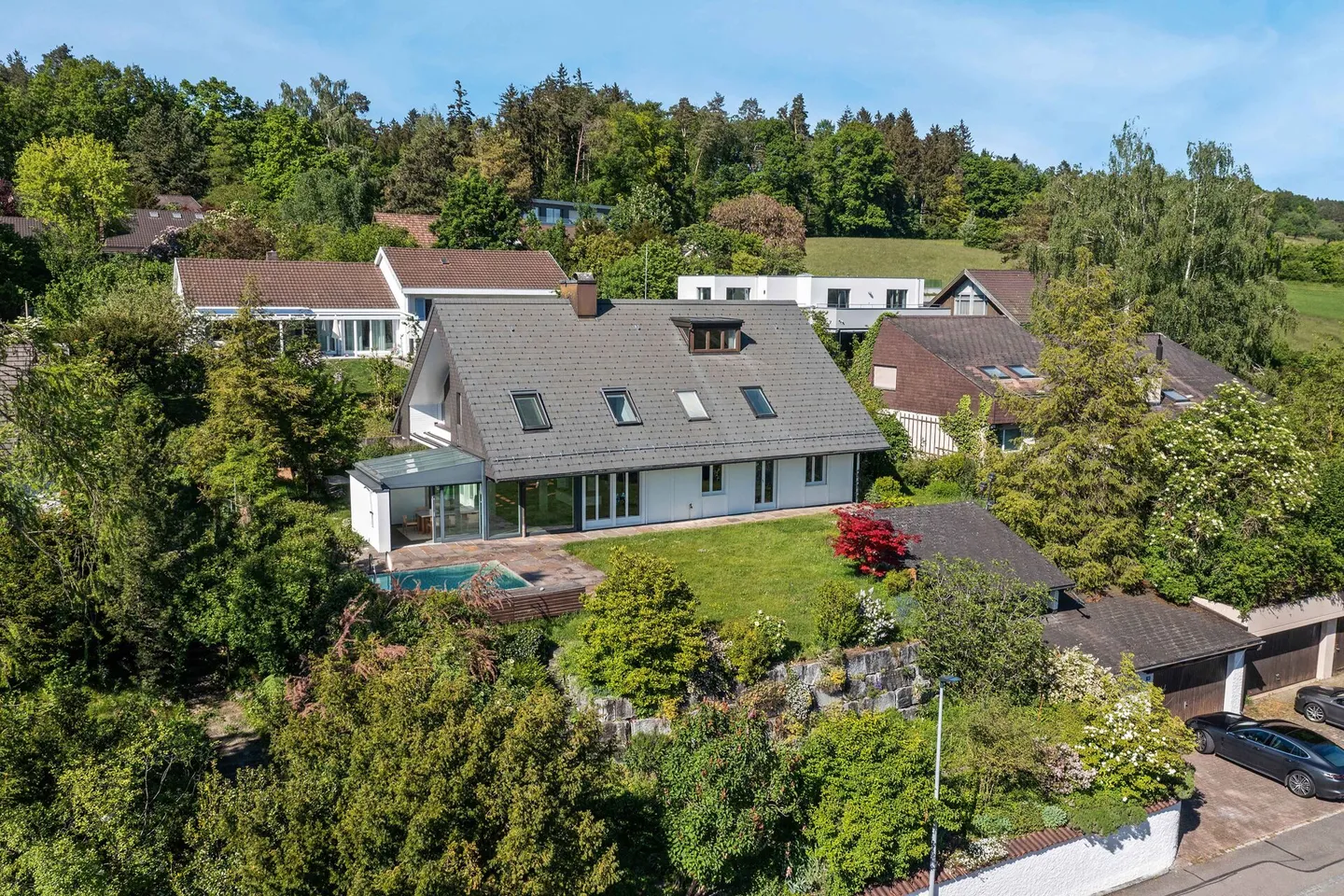 Piscina, giardino e vista lontana: casa familiare in posizione privilegiata - Foto 2 di 19
