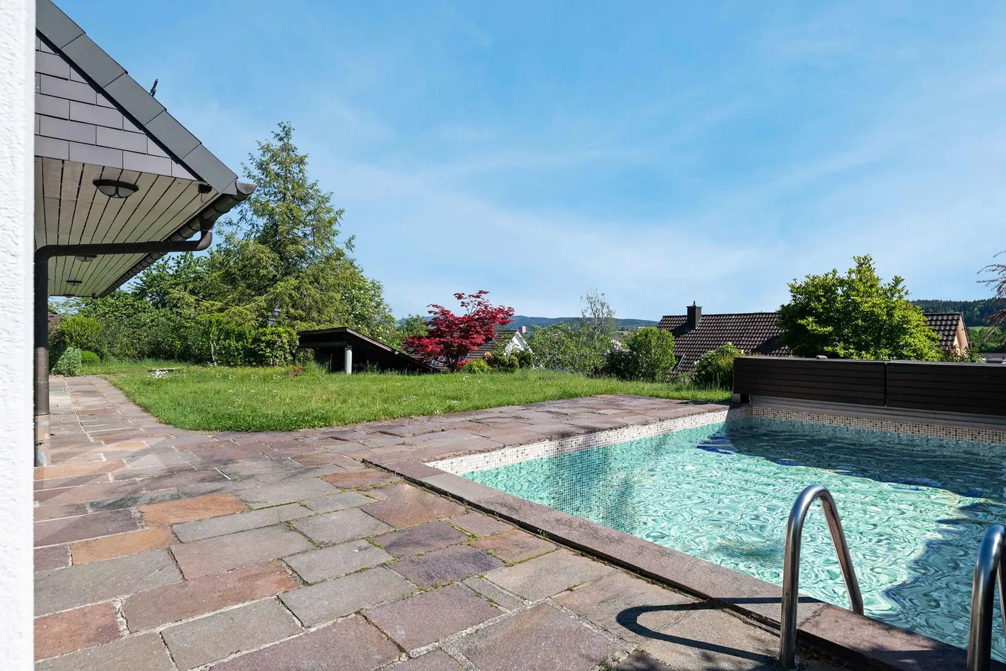 Piscina, giardino e vista lontana: casa familiare in posizione privilegiata - Foto 3 di 19