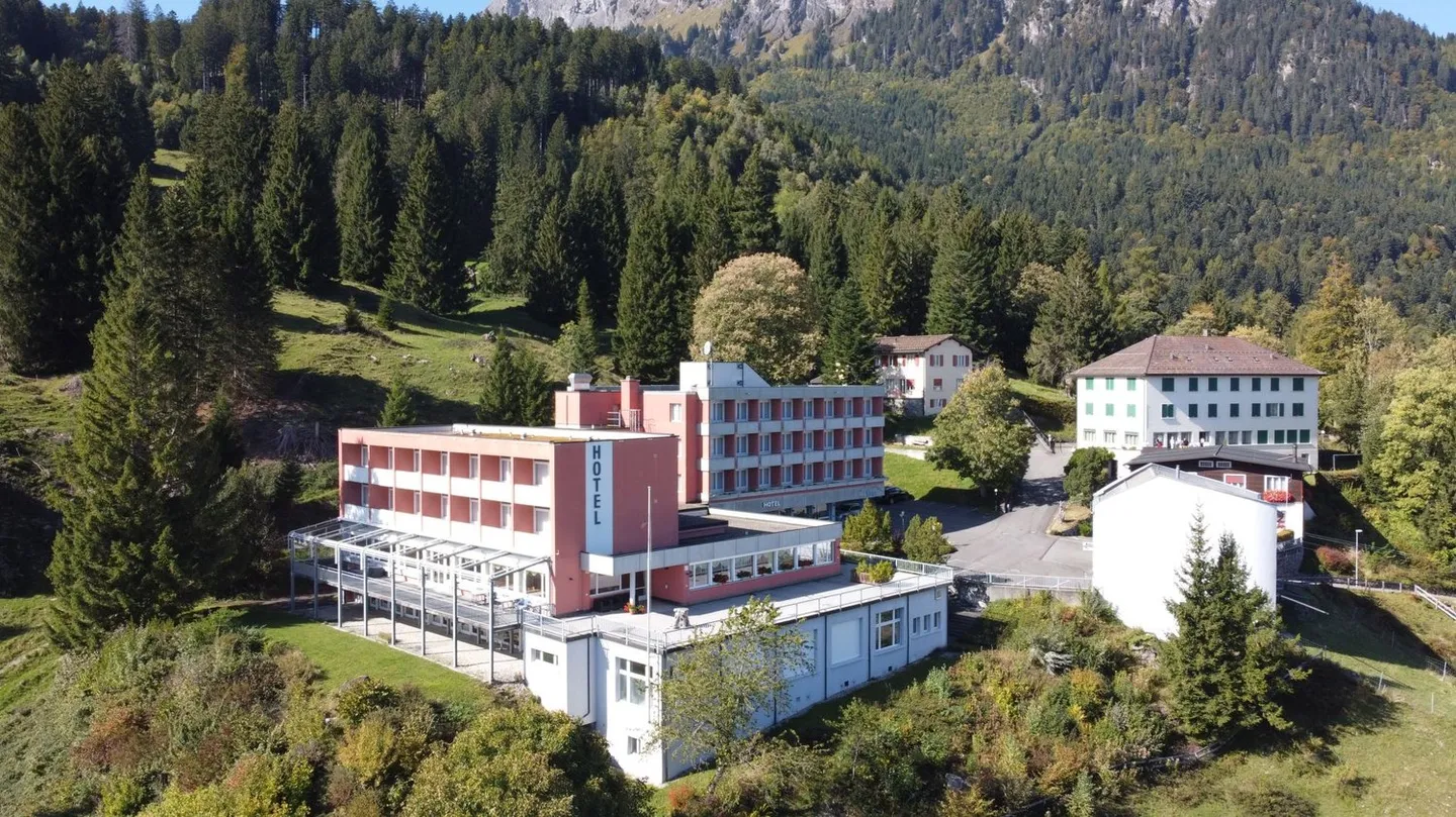Propriété dans un emplacement extraordinairement calme au milieu de la nature avec des bâtiments bien entretenus - Photo 1 sur 8
