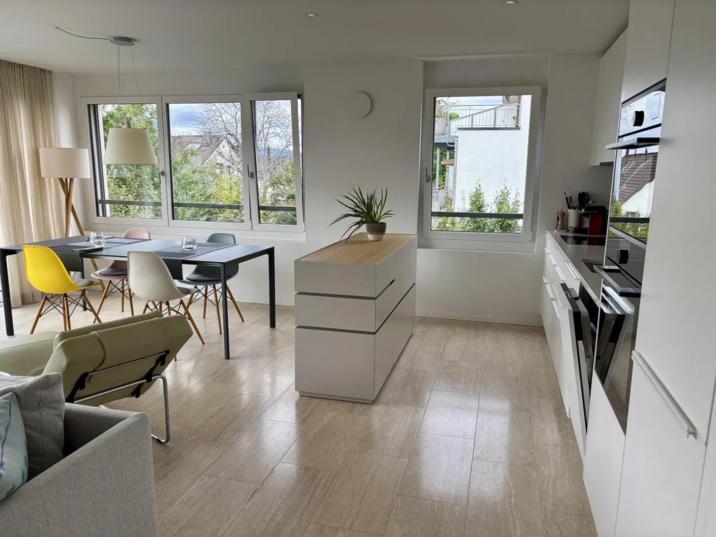Appartement 4.5 pièces avec vue, dans un bel emplacement au-dessus du lac de Zurich - Photo 2 sur 15