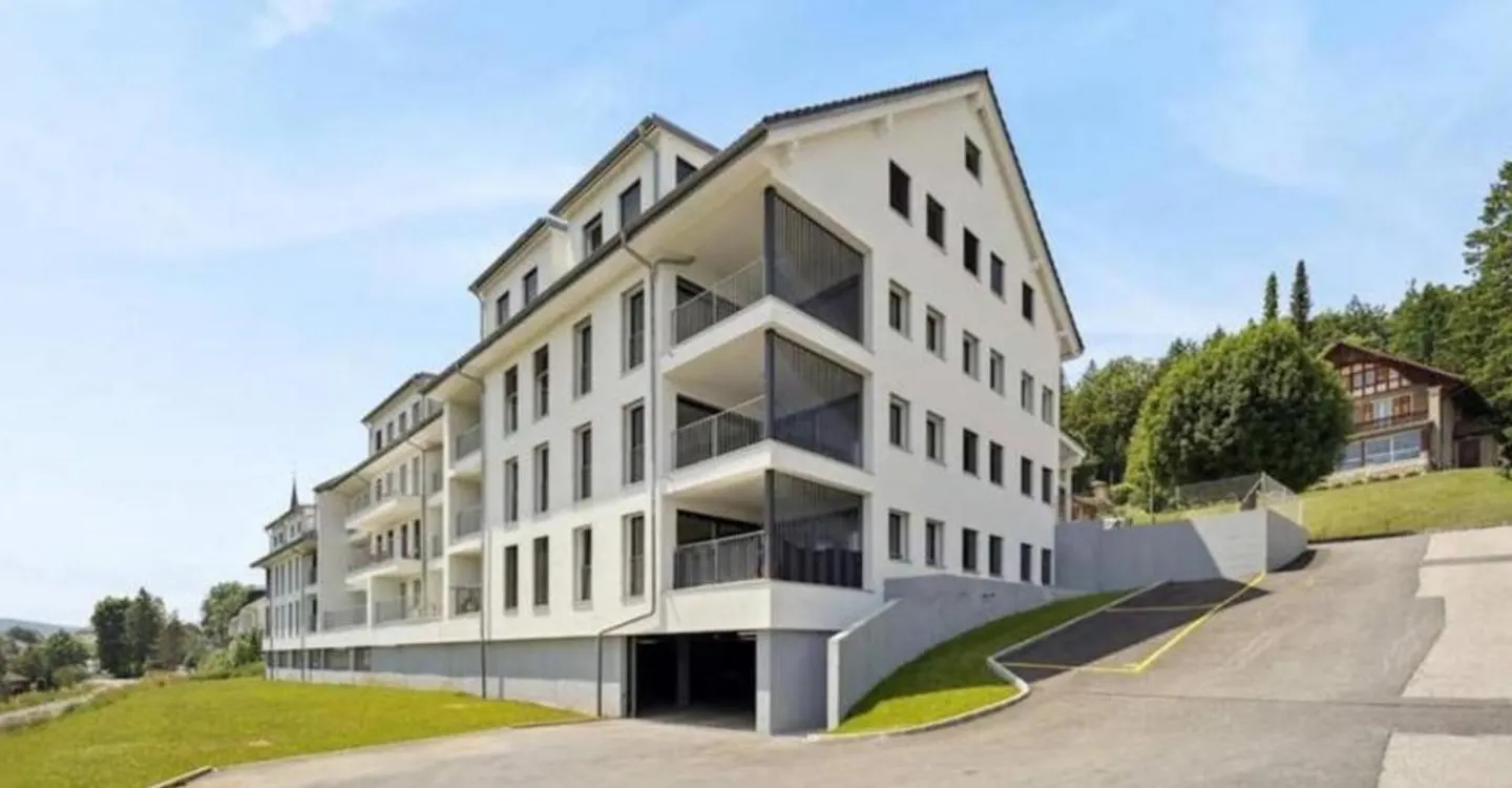 Magnifique attique avec vue superbe, grande mezzanine et transports à proximité immédiate - Foto 1 von 13