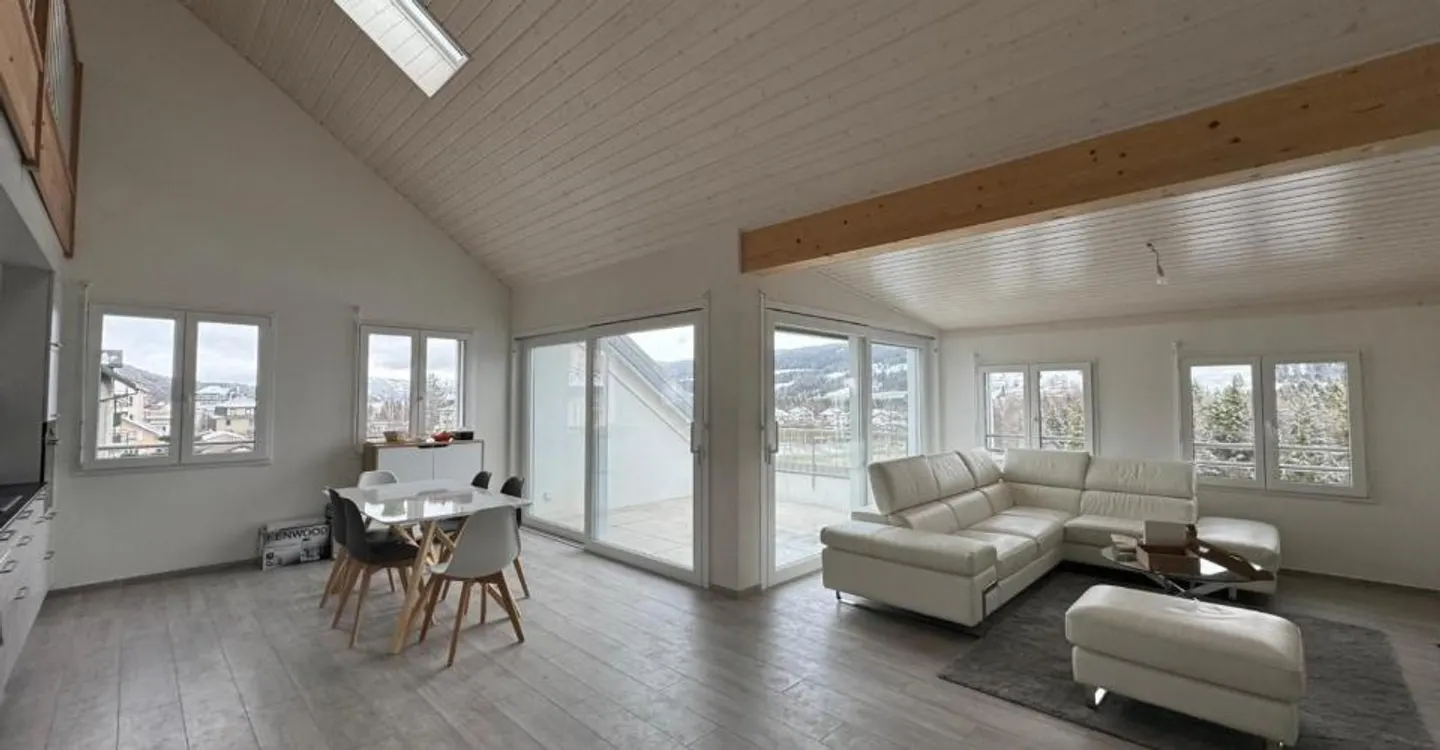 Magnifique attique avec vue superbe, grande mezzanine et transports à proximité immédiate - Foto 2 von 13