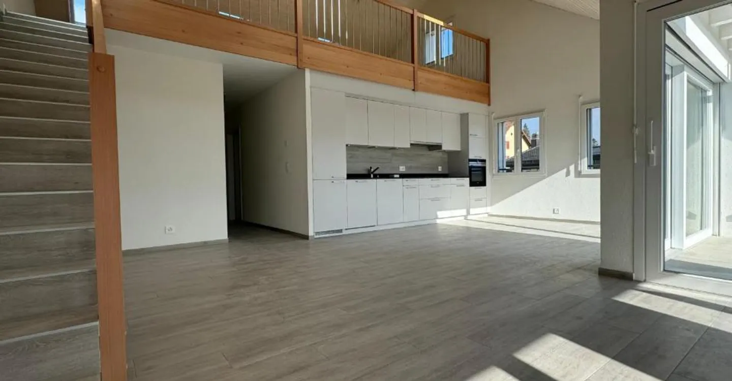 Magnifique attique avec vue superbe, grande mezzanine et transports à proximité immédiate - Foto 4 von 13
