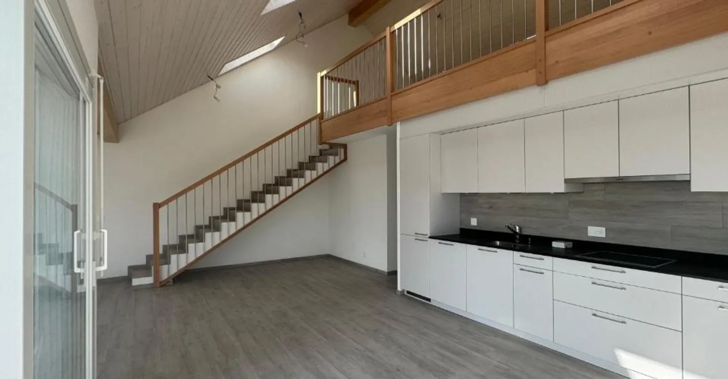 Magnifique attique avec vue superbe, grande mezzanine et transports à proximité immédiate - Foto 5 von 13