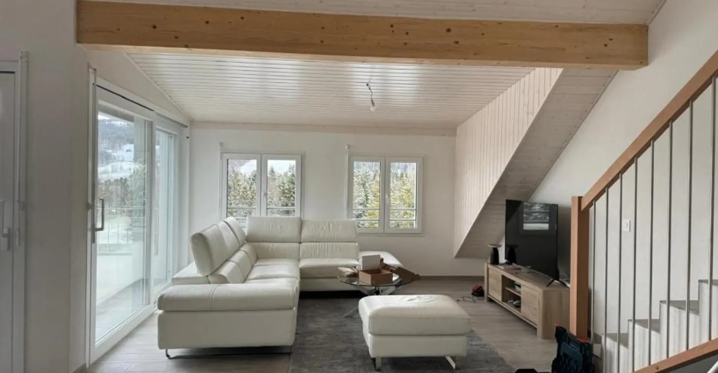 Magnifique attique avec vue superbe, grande mezzanine et transports à proximité immédiate - Foto 6 von 13