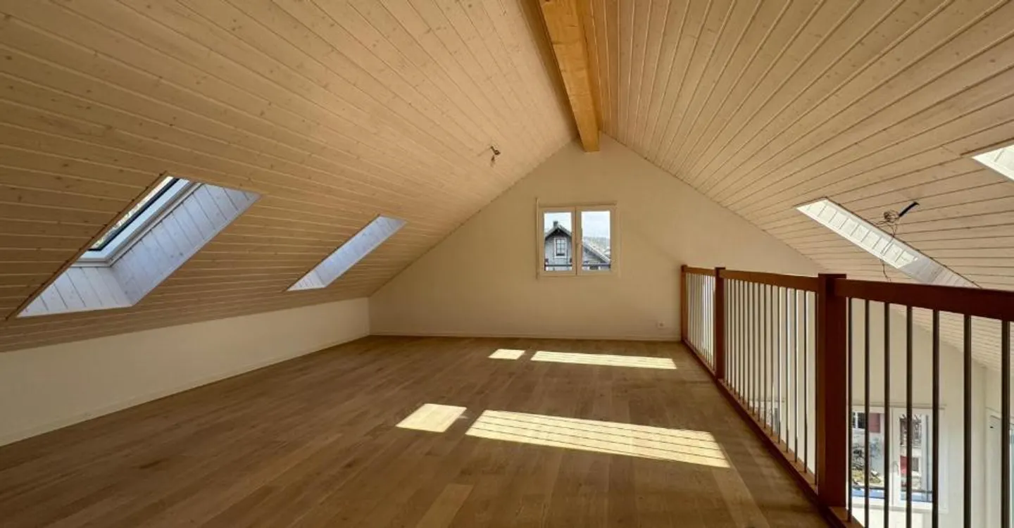Magnifique attique avec vue superbe, grande mezzanine et transports à proximité immédiate - Foto 7 von 13