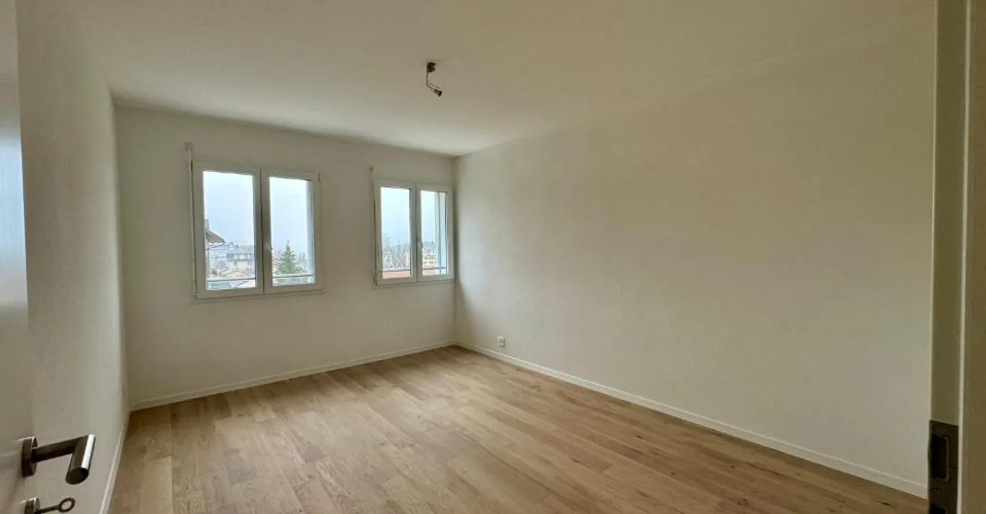 Magnifique attique avec vue superbe, grande mezzanine et transports à proximité immédiate - Foto 8 von 13