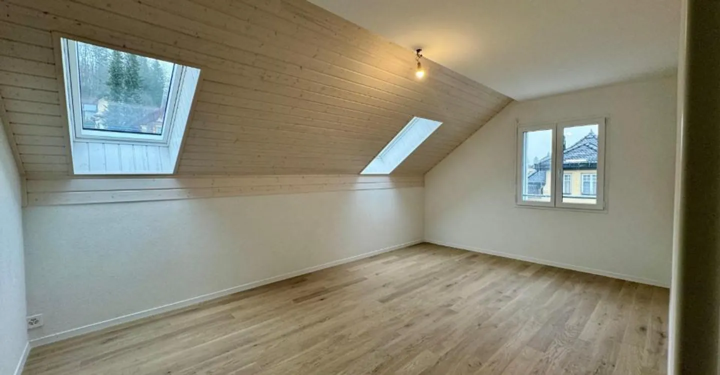 Magnifique attique avec vue superbe, grande mezzanine et transports à proximité immédiate - Foto 9 von 13