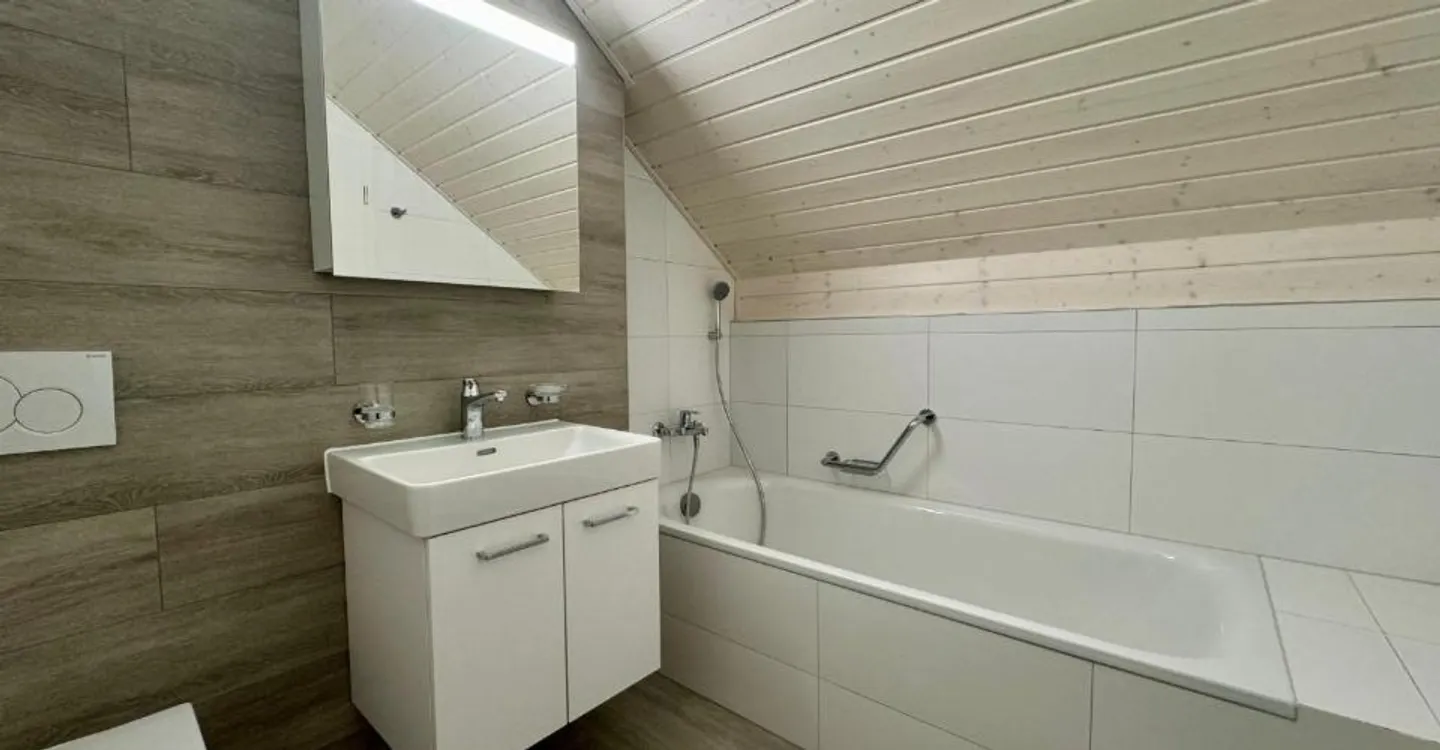 Magnifique attique avec vue superbe, grande mezzanine et transports à proximité immédiate - Foto 11 von 13