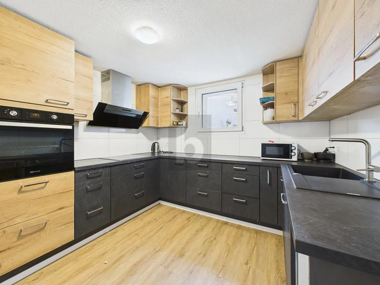 ECCEZIONALE, FRESCAMENTE RINNOVATO INVESTIMENTO - Foto 4 di 6