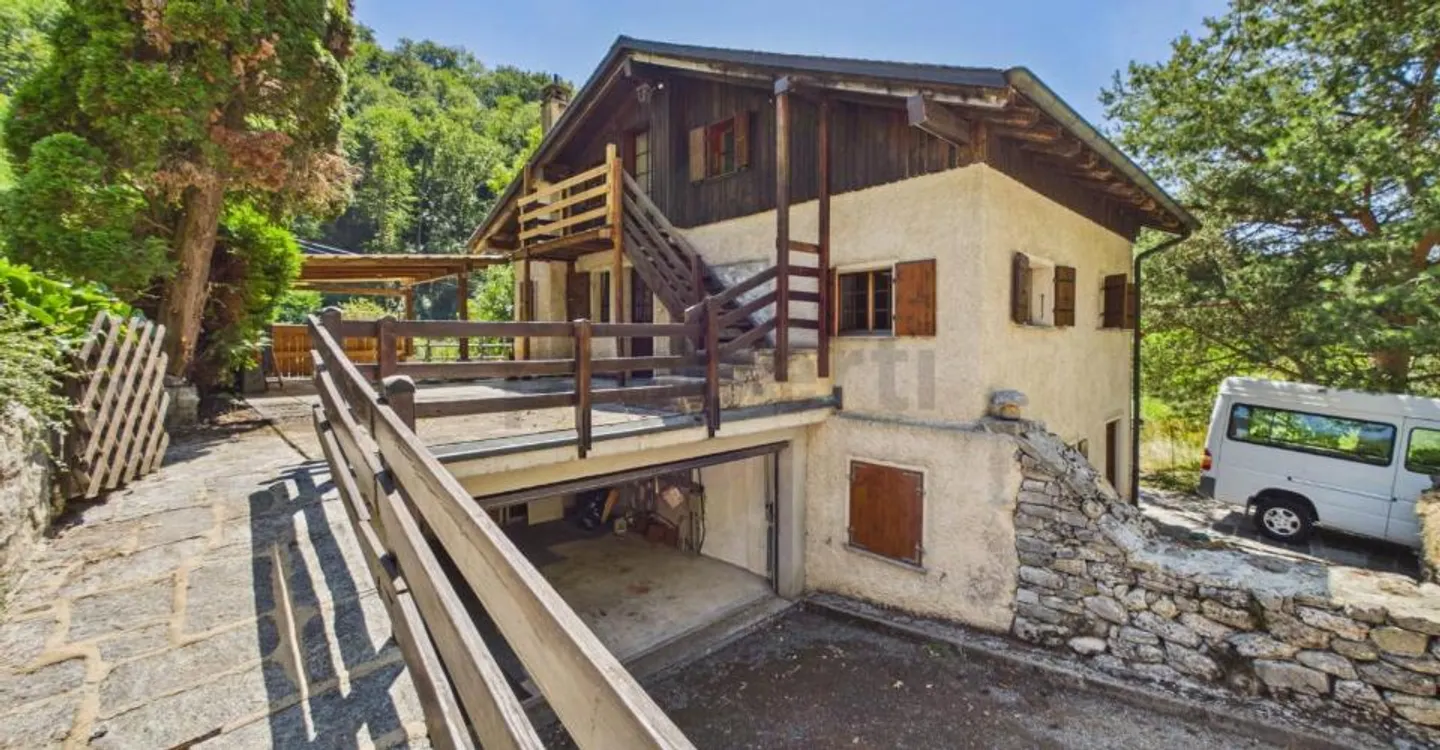 Maison villageoise de 3 appartements (2x 3.5 pces et 1x 2.5 pces) au calme absolu - Photo 1 of 11