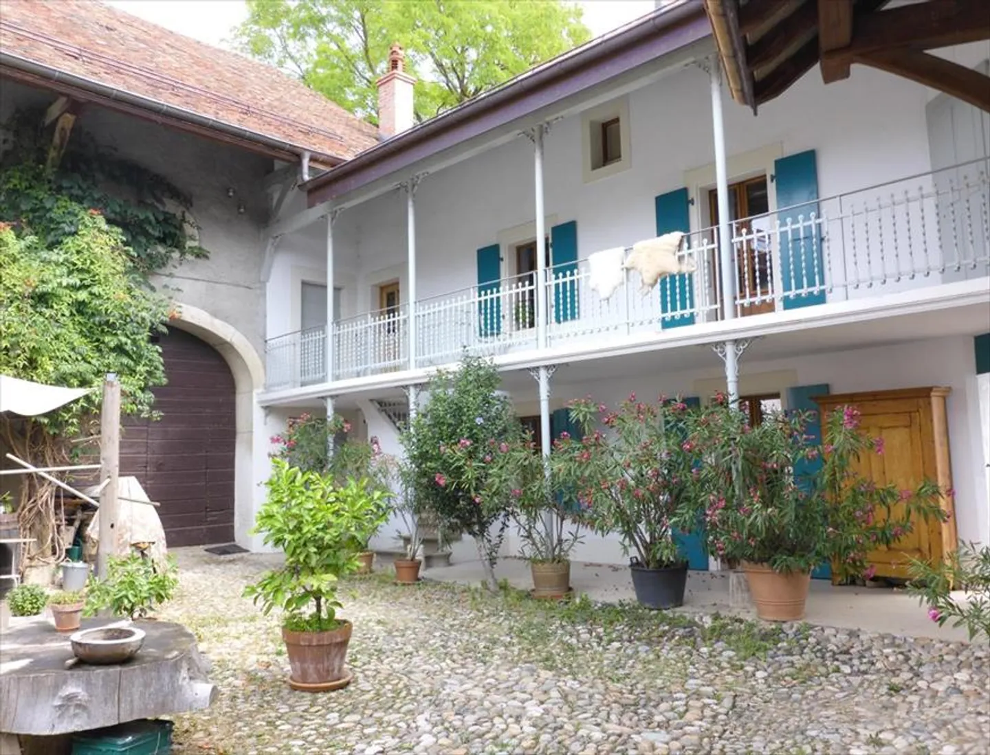 Magnificent 4.5 room apartment in a village house, garden access - Photo 1 of 13