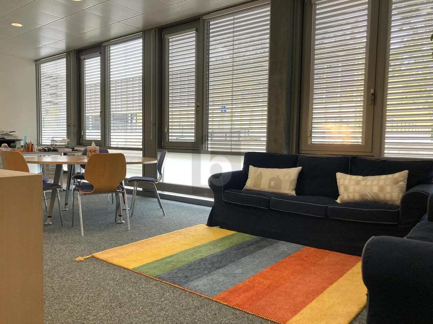 IDEALES BÜRO FÜR UNTERNEHMEN, SCHULEN ODER BÜROS - Foto 1 von 6