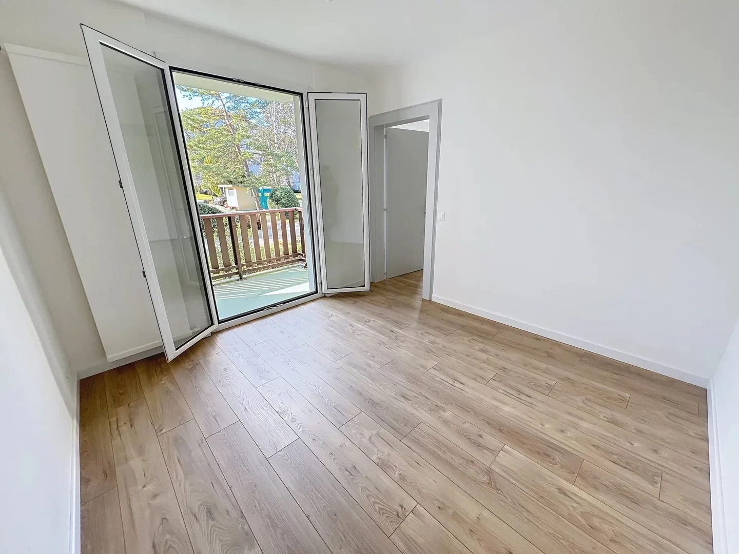 Bright Apartment with Balcony - Photo 5 of 14