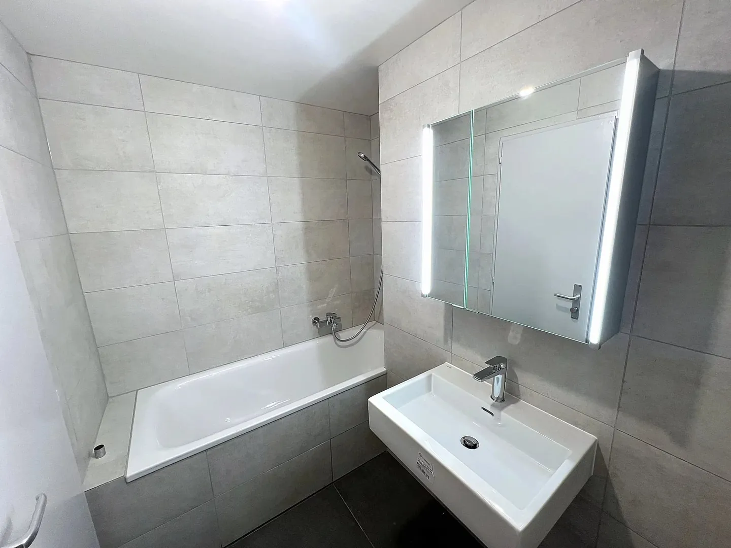 Bright Apartment with Balcony - Photo 8 of 14