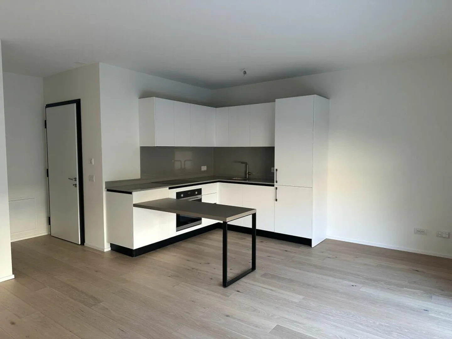 Elegante appartamento con due camere da letto con giardino privato in un nuovo complesso residenziale a Chiasso - Foto 1 di 11