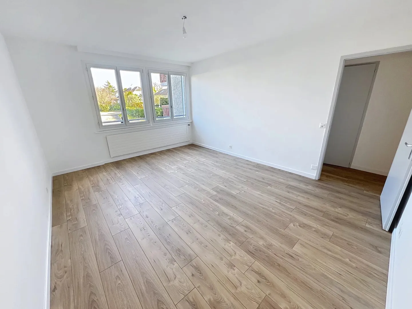 Bright Apartment with Balcony - Photo 11 of 14