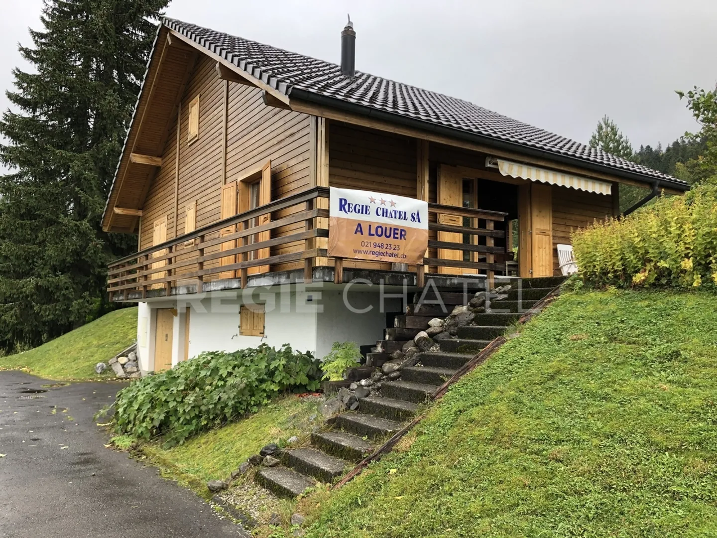 Magnificent 5.5-room chalet with garden and terraces - Photo 1 of 10
