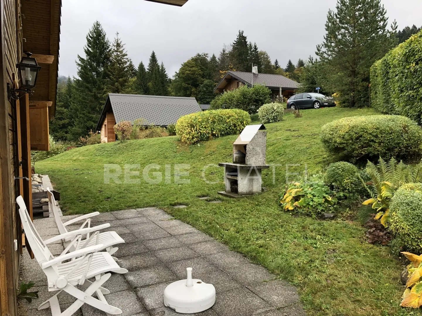 Magnificent 5.5-room chalet with garden and terraces - Photo 2 of 10