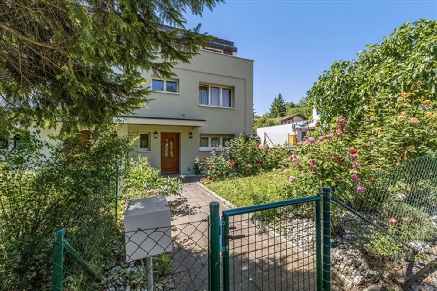 Well-maintained semi-detached single-family house in a quiet location in Therwil - Photo 1 of 11