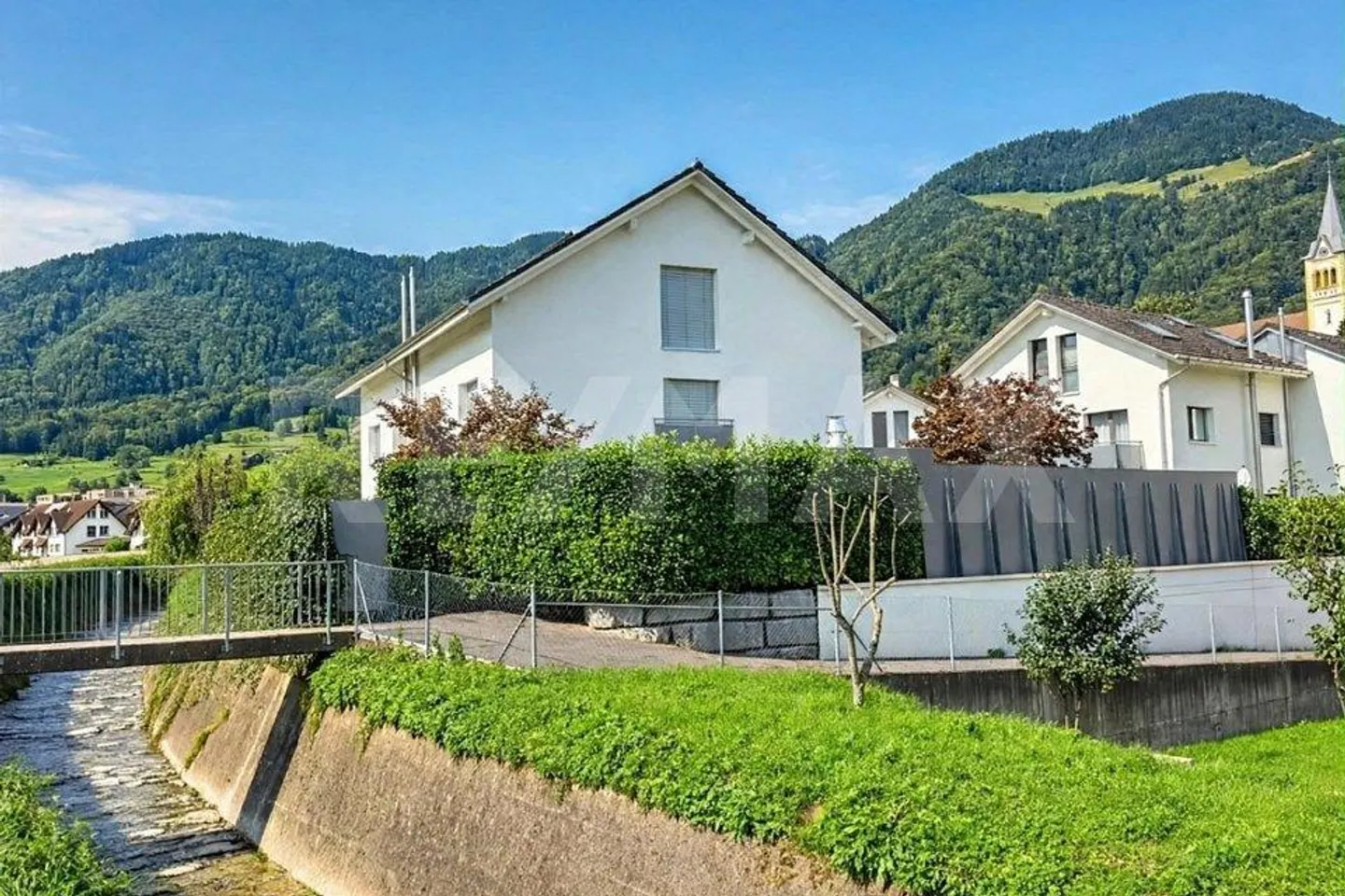 Ampia casa bifamiliare di 5,5 stanze con cucina all'aperto a Reichenburg - Foto 1 di 13