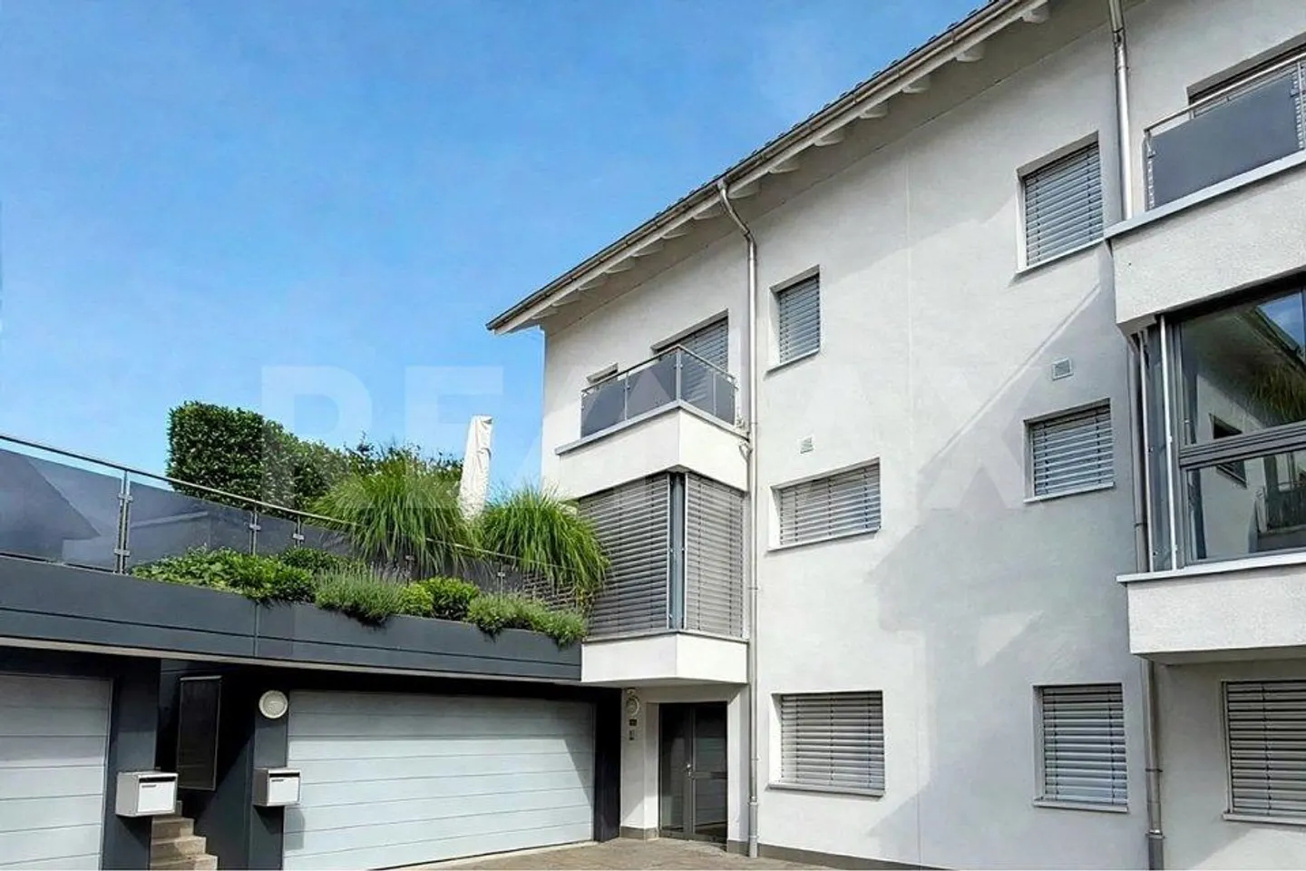Ampia casa bifamiliare di 5,5 stanze con cucina all'aperto a Reichenburg - Foto 2 di 13
