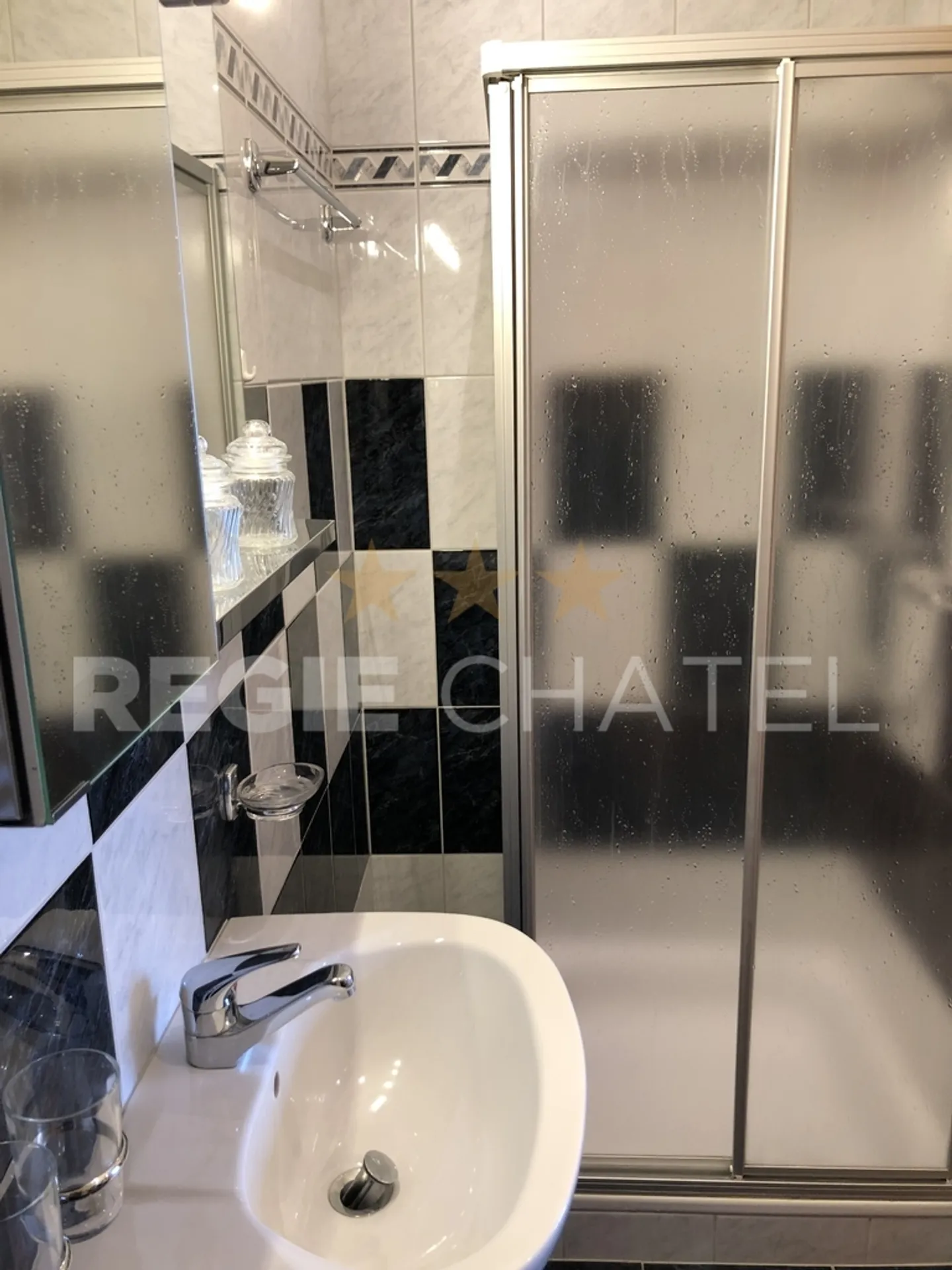 Magnificent 5.5-room chalet with garden and terraces - Photo 10 of 10