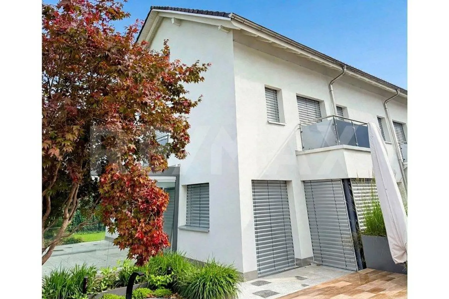 Ampia casa bifamiliare di 5,5 stanze con cucina all'aperto a Reichenburg - Foto 4 di 13
