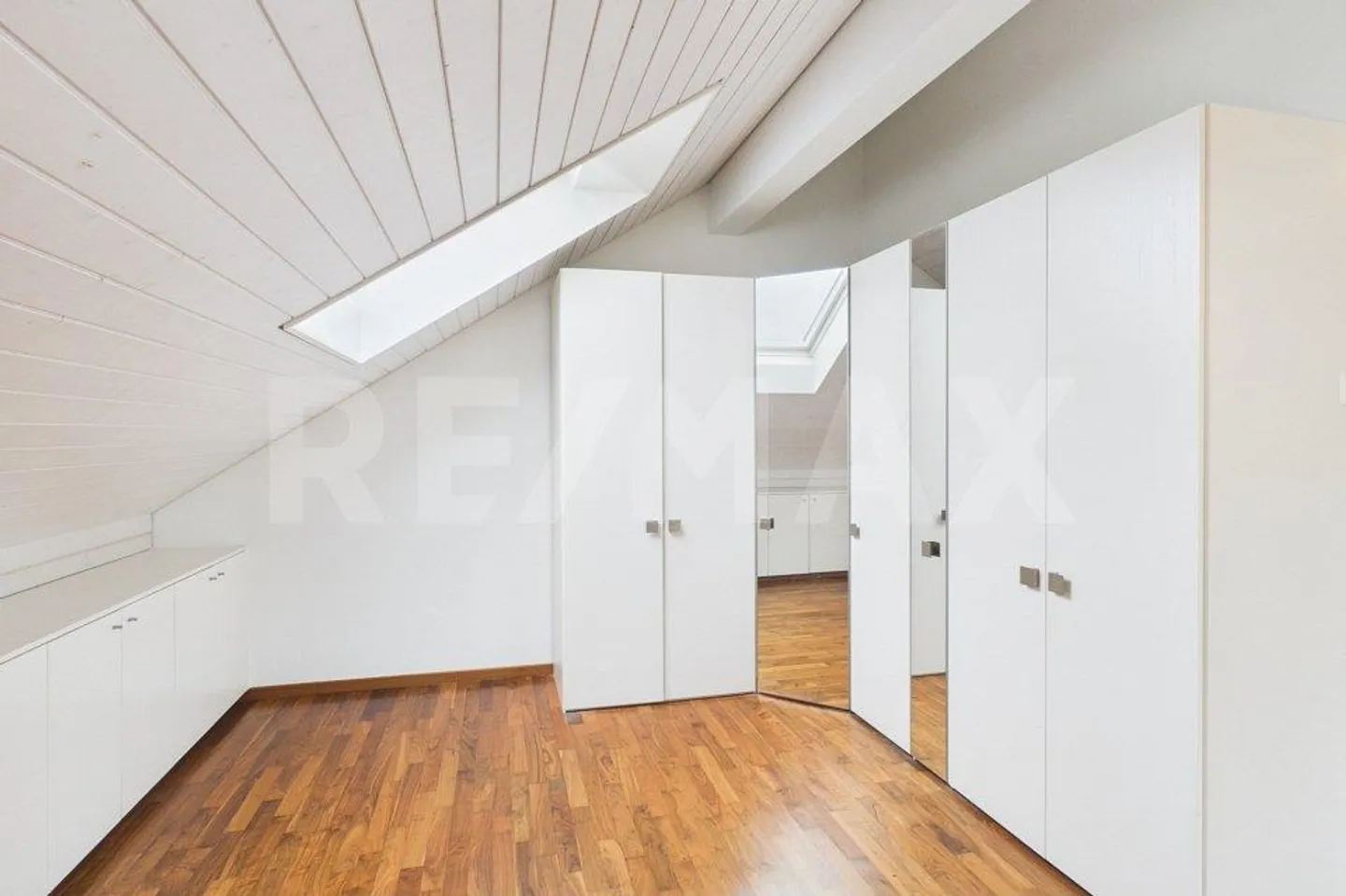 Ampia casa bifamiliare di 5,5 stanze con cucina all'aperto a Reichenburg - Foto 7 di 13
