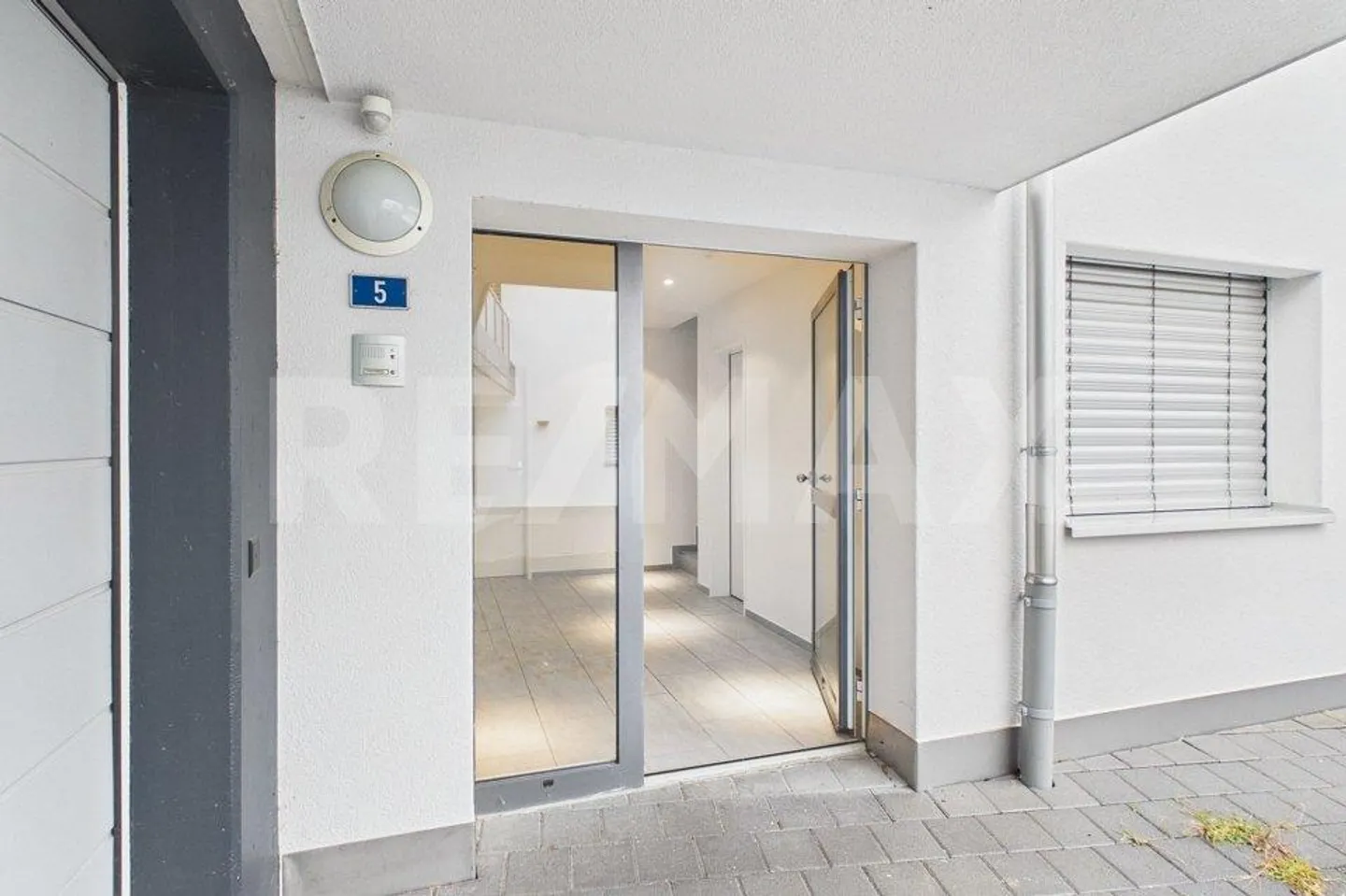 Ampia casa bifamiliare di 5,5 stanze con cucina all'aperto a Reichenburg - Foto 6 di 13