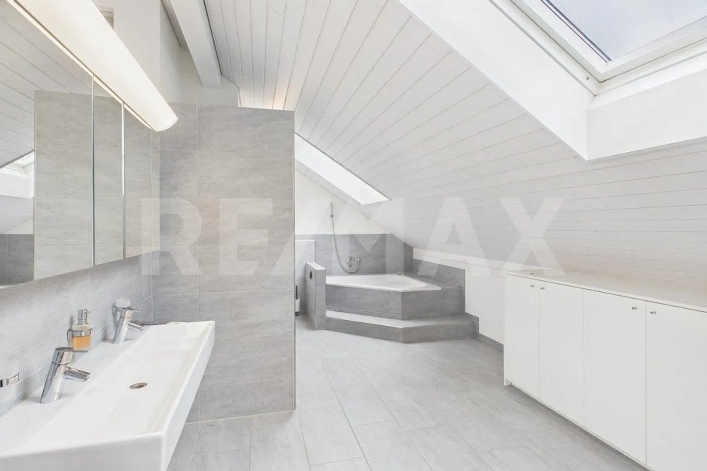 Ampia casa bifamiliare di 5,5 stanze con cucina all'aperto a Reichenburg - Foto 8 di 13