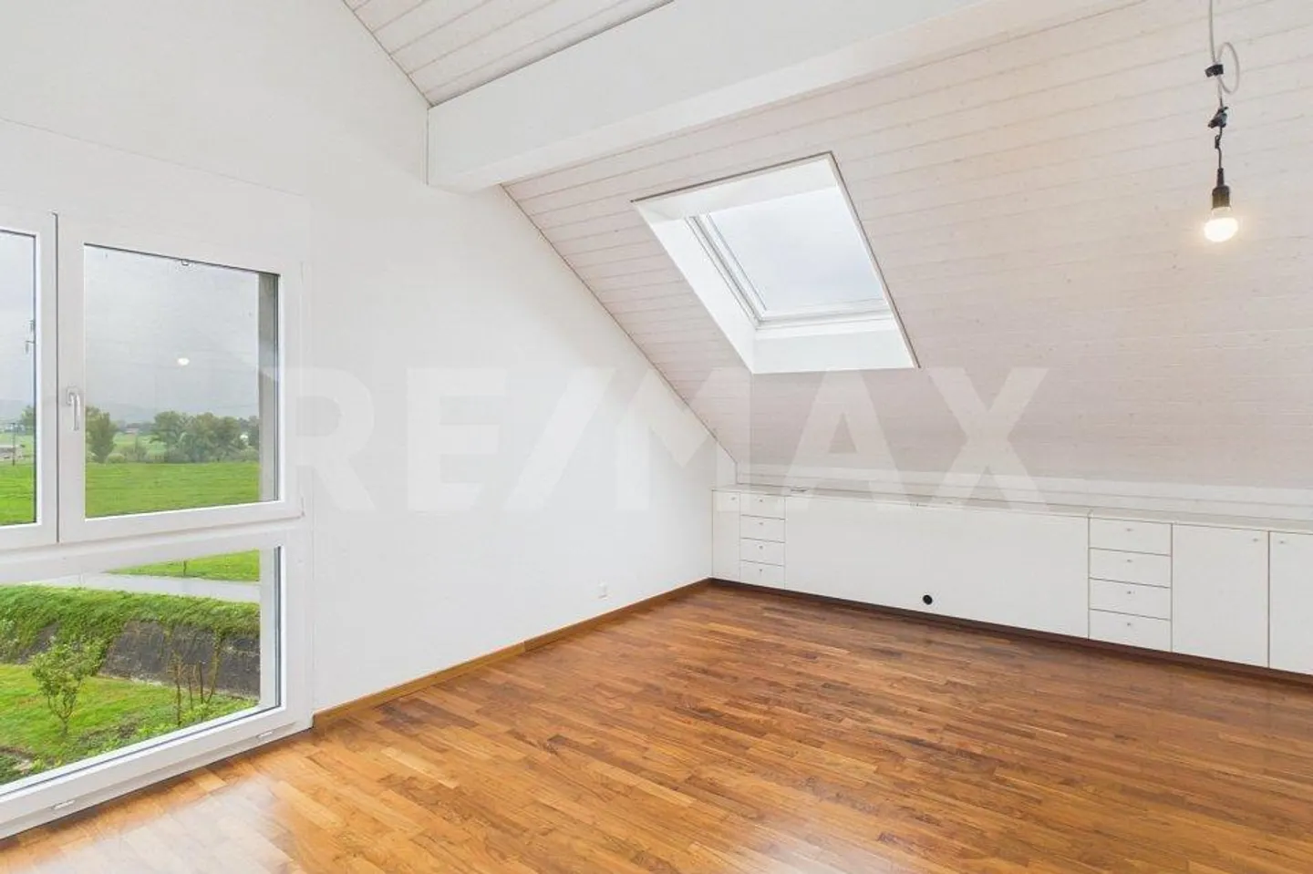 Ampia casa bifamiliare di 5,5 stanze con cucina all'aperto a Reichenburg - Foto 9 di 13