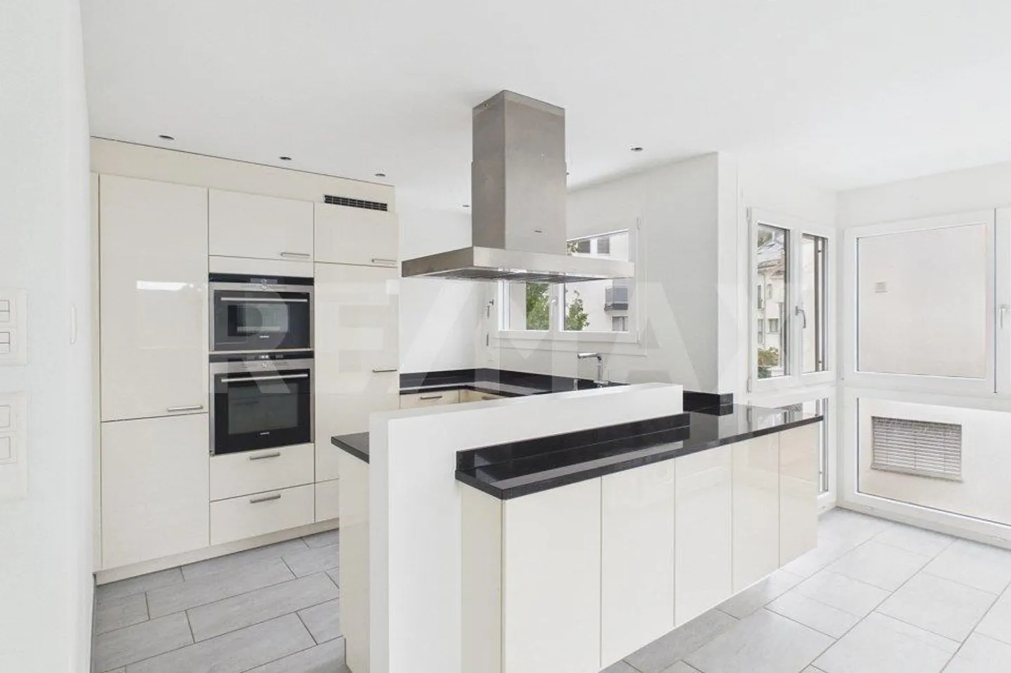 Ampia casa bifamiliare di 5,5 stanze con cucina all'aperto a Reichenburg - Foto 10 di 13