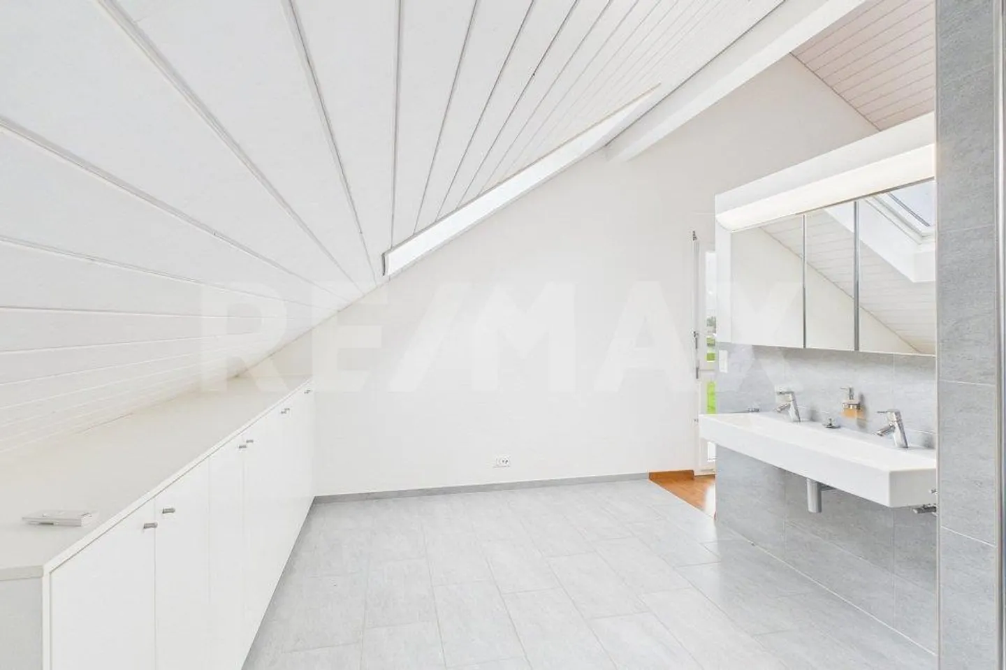 Ampia casa bifamiliare di 5,5 stanze con cucina all'aperto a Reichenburg - Foto 12 di 13
