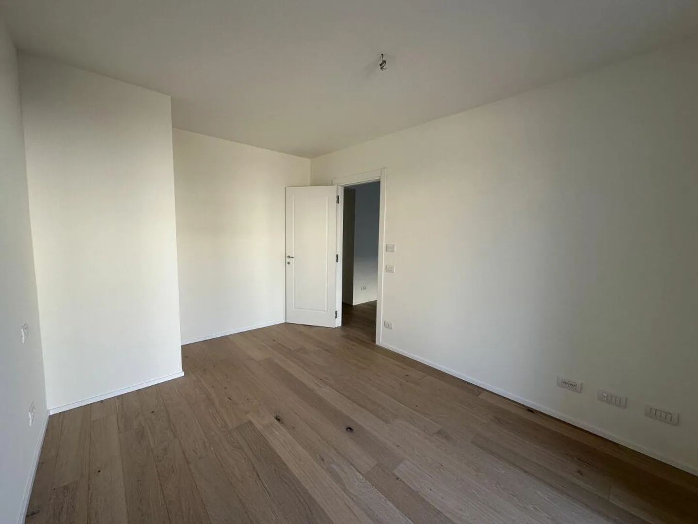 Elegante appartamento con due camere da letto con giardino privato in un nuovo complesso residenziale a Chiasso - Foto 7 di 11