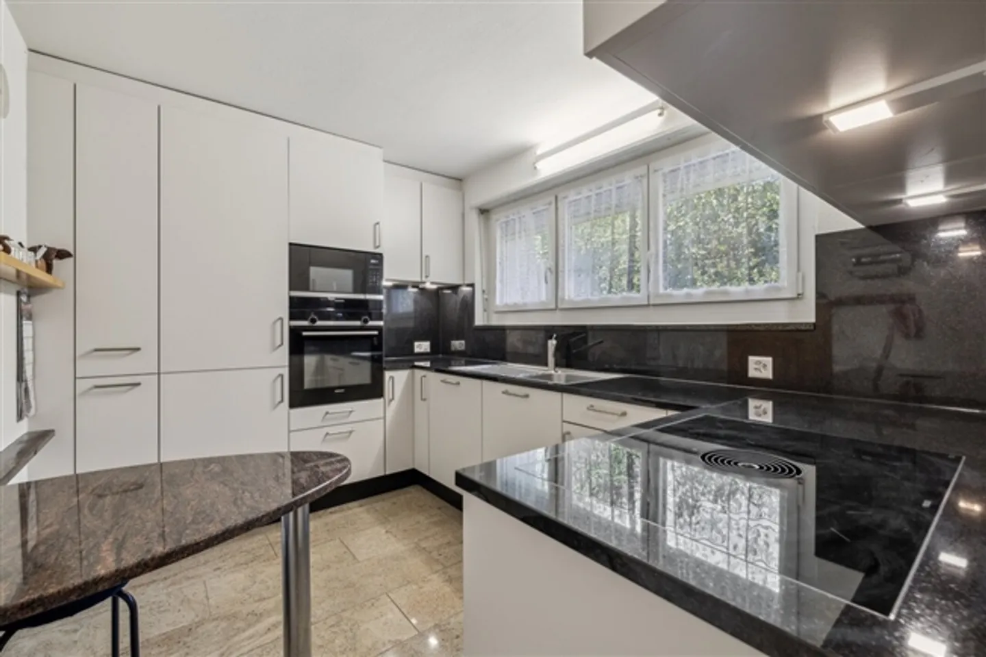 Well-maintained semi-detached single-family house in a quiet location in Therwil - Photo 3 of 11