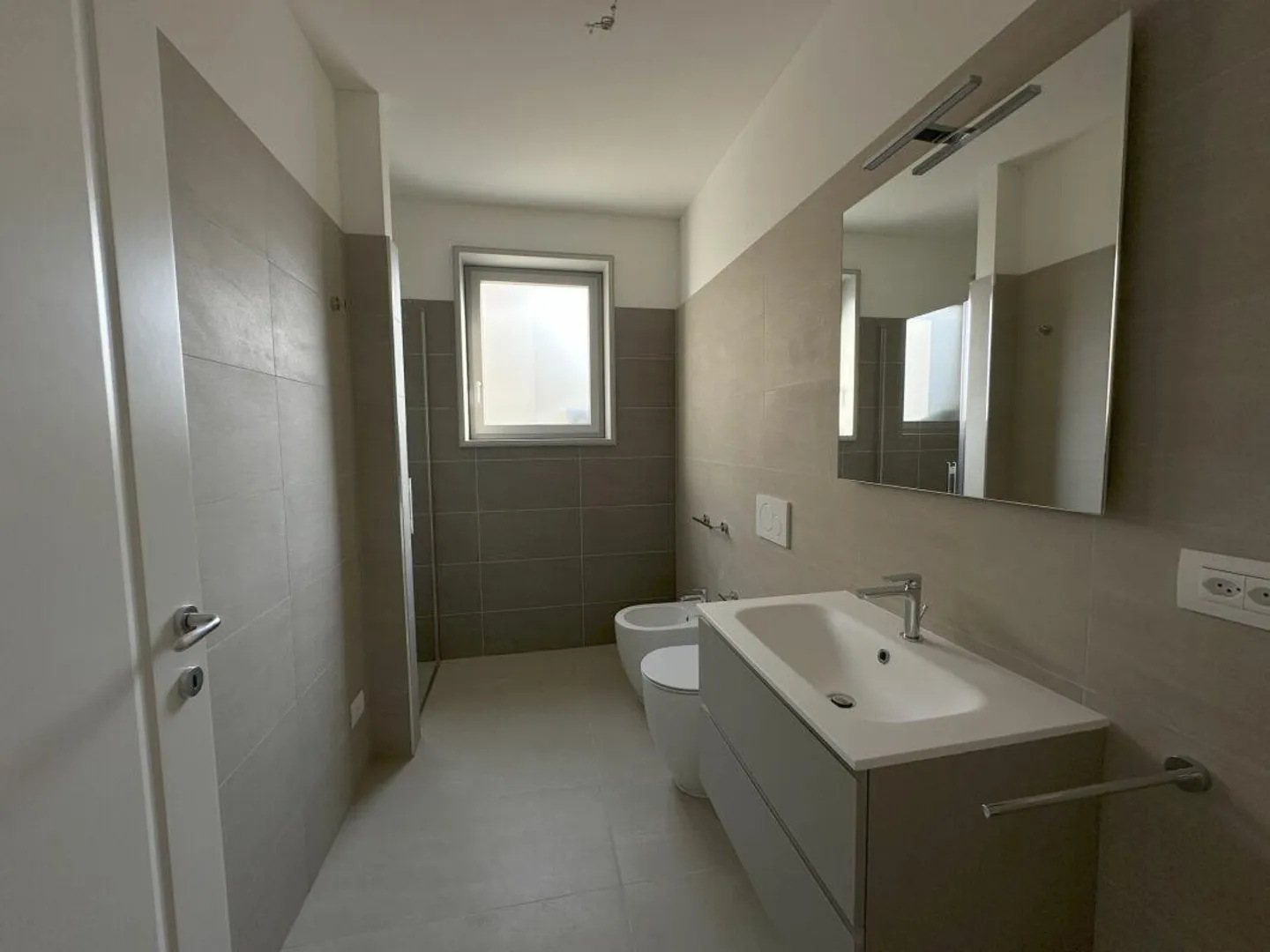 Elegante appartamento con due camere da letto con giardino privato in un nuovo complesso residenziale a Chiasso - Foto 8 di 11