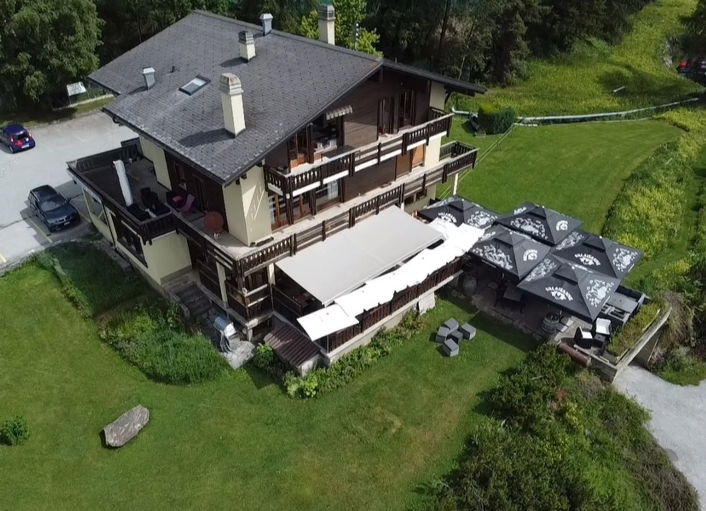 Ensemble Immobilien mit Charakter und Restaurant sowie Appartements - Foto 1 di 11