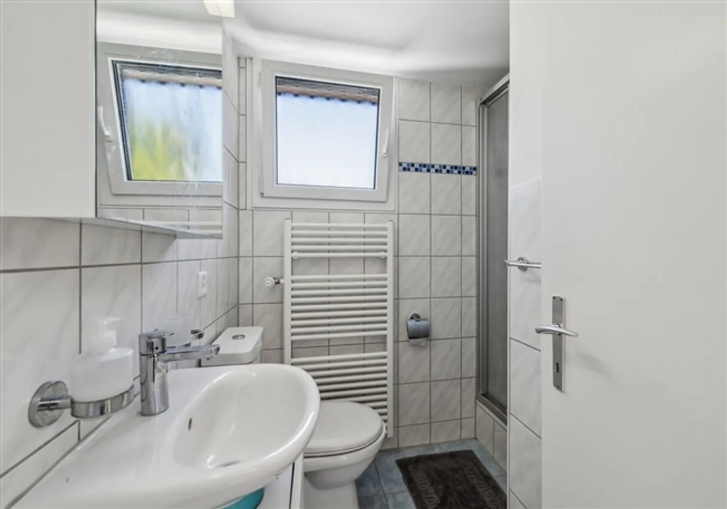 Well-maintained semi-detached single-family house in a quiet location in Therwil - Photo 9 of 11