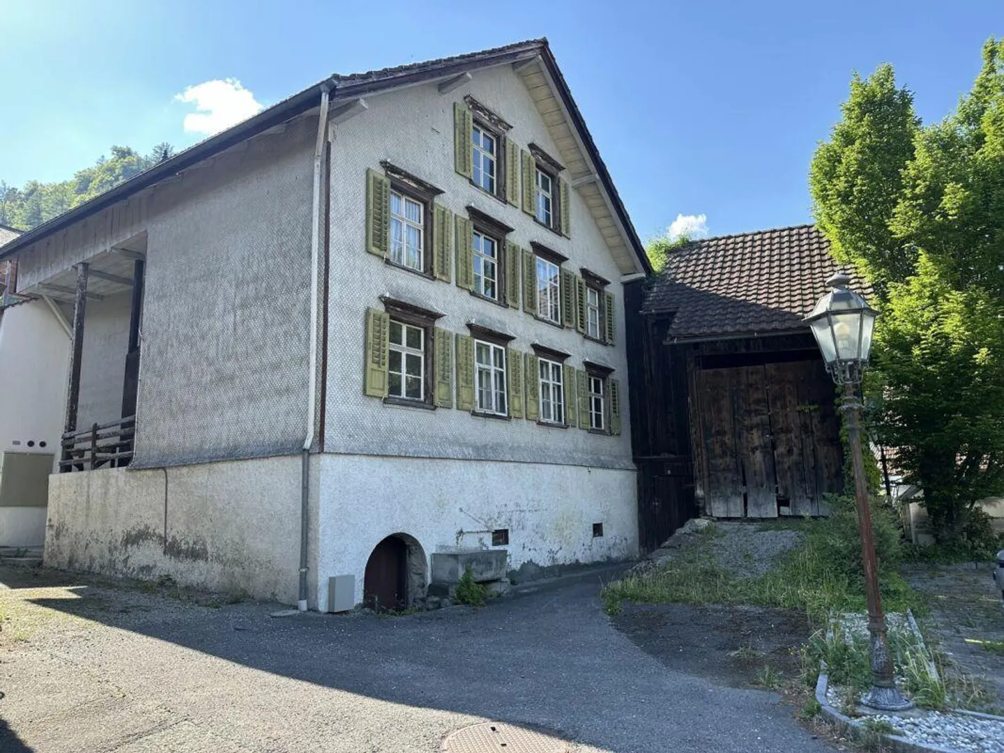 Ancienne maison résidentielle dans un emplacement central - propriété idéale pour les bricoleurs - Photo 1 sur 7