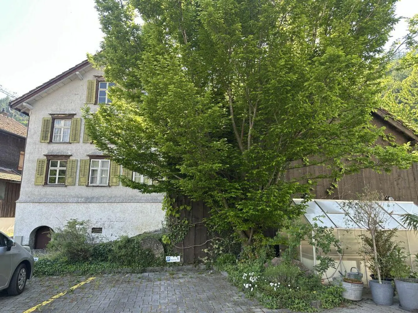 Ancienne maison résidentielle dans un emplacement central - propriété idéale pour les bricoleurs - Photo 2 sur 7