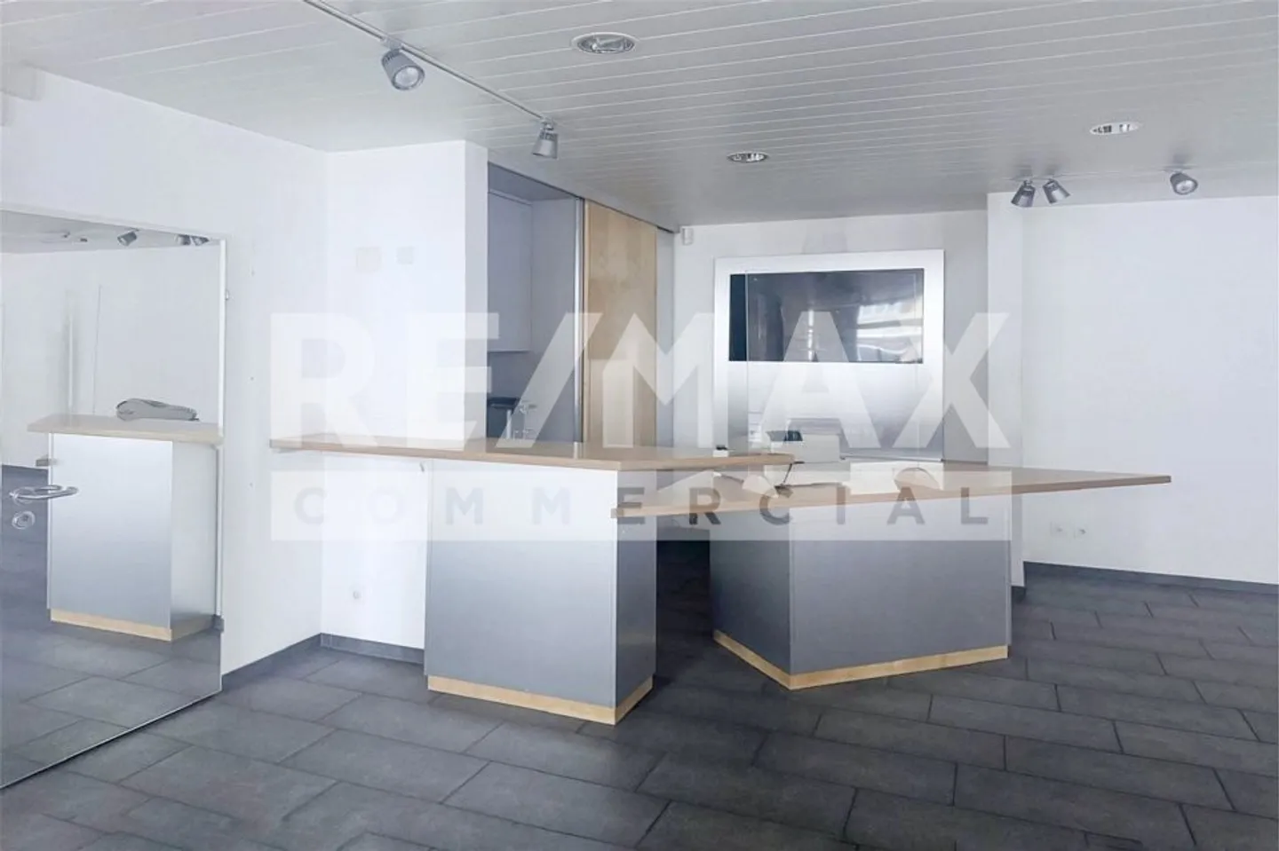 Spazio commerciale spazioso e famoso nella migliore e centrale posizione a Brunnen SZ - Foto 3 di 13