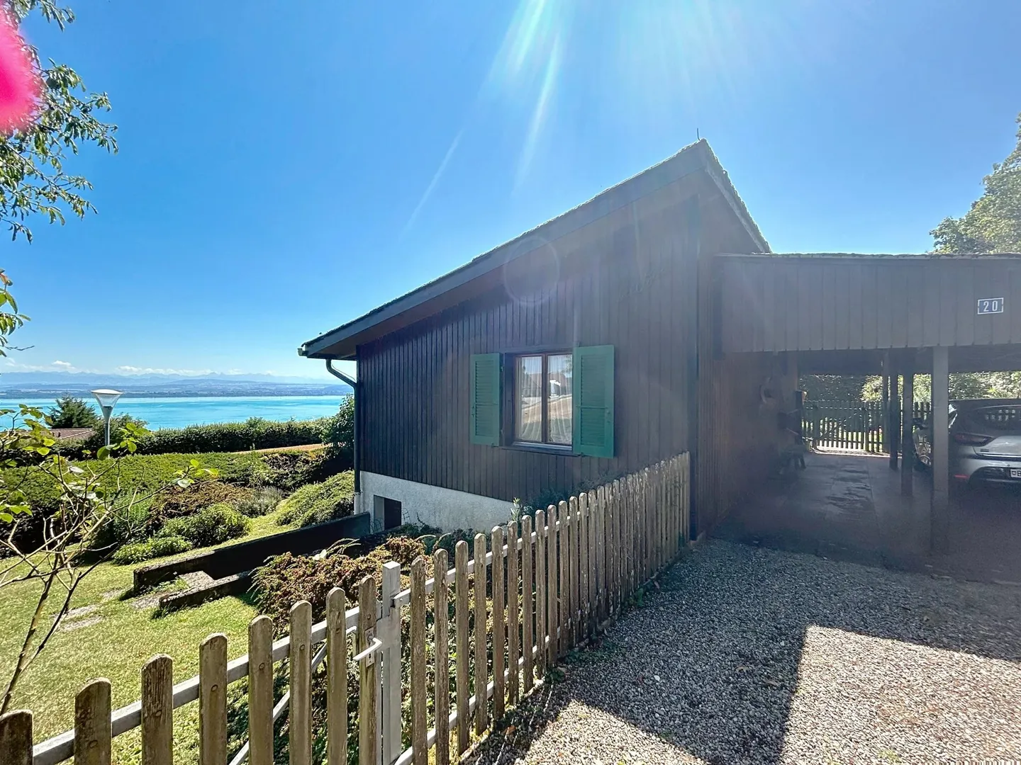 Chalet avec vue dégagée sur le lac et les alpes - Photo 2 sur 13