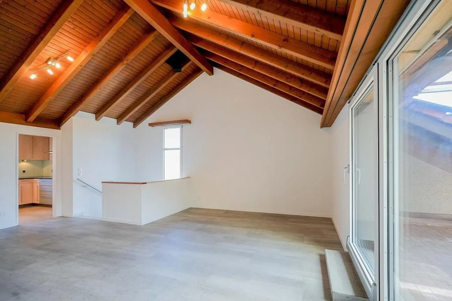 Fast wie im Einfamilienhaus: Gut unterhaltene 5.5-Zimmer-Maisonette... - Foto 2 von 13