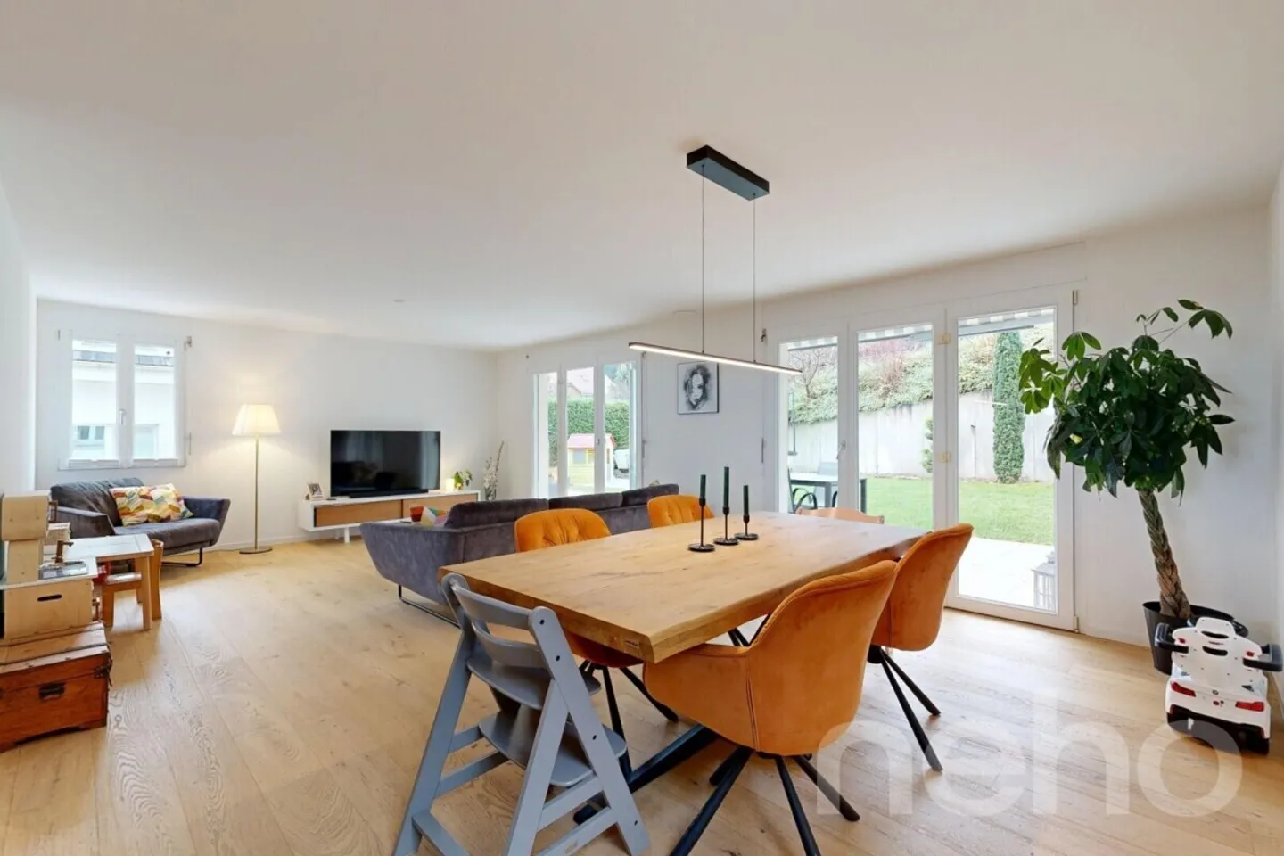 Modernes Familienhaus mit Garten - Foto 3 von 12