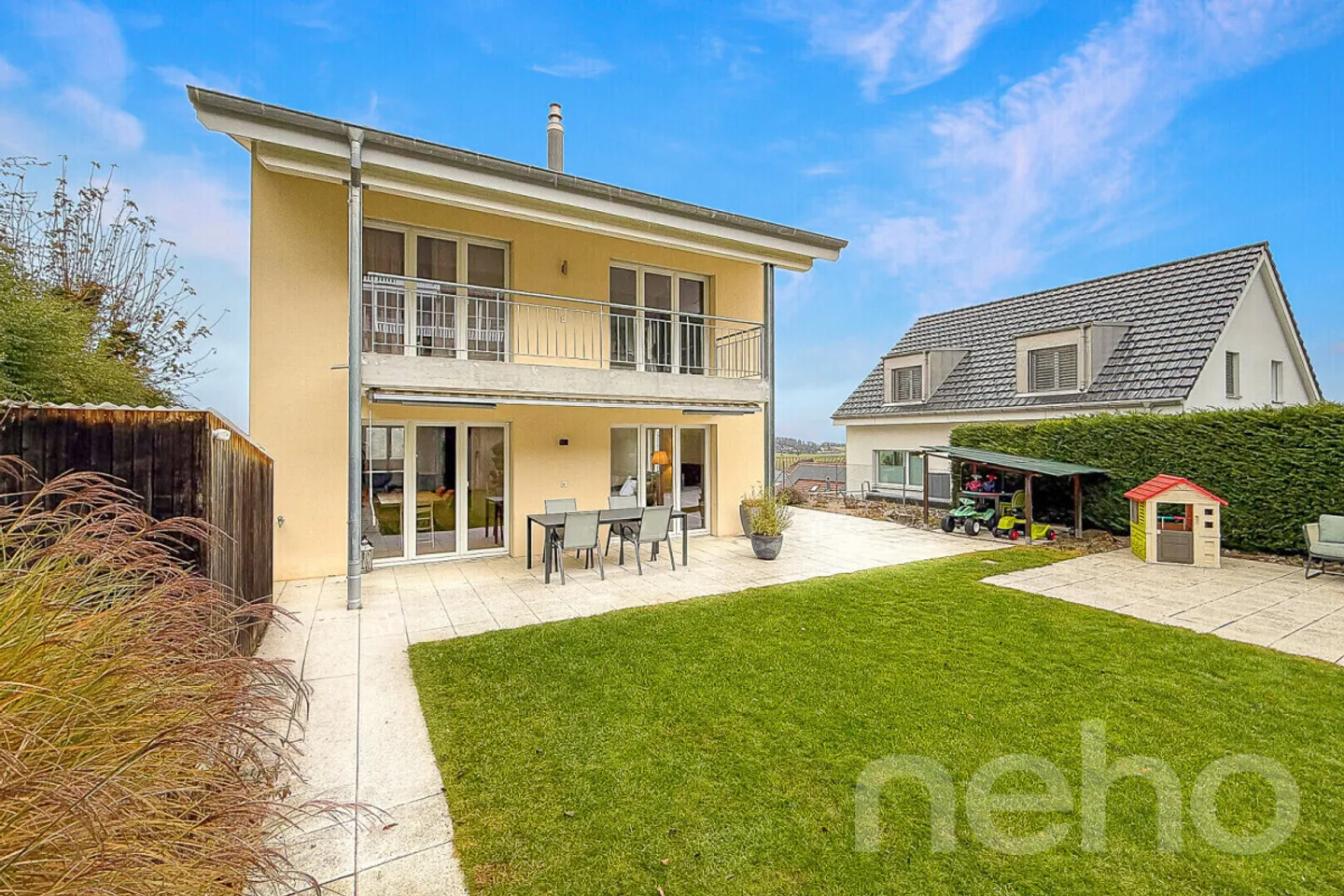 Modernes Familienhaus mit Garten - Foto 1 von 12