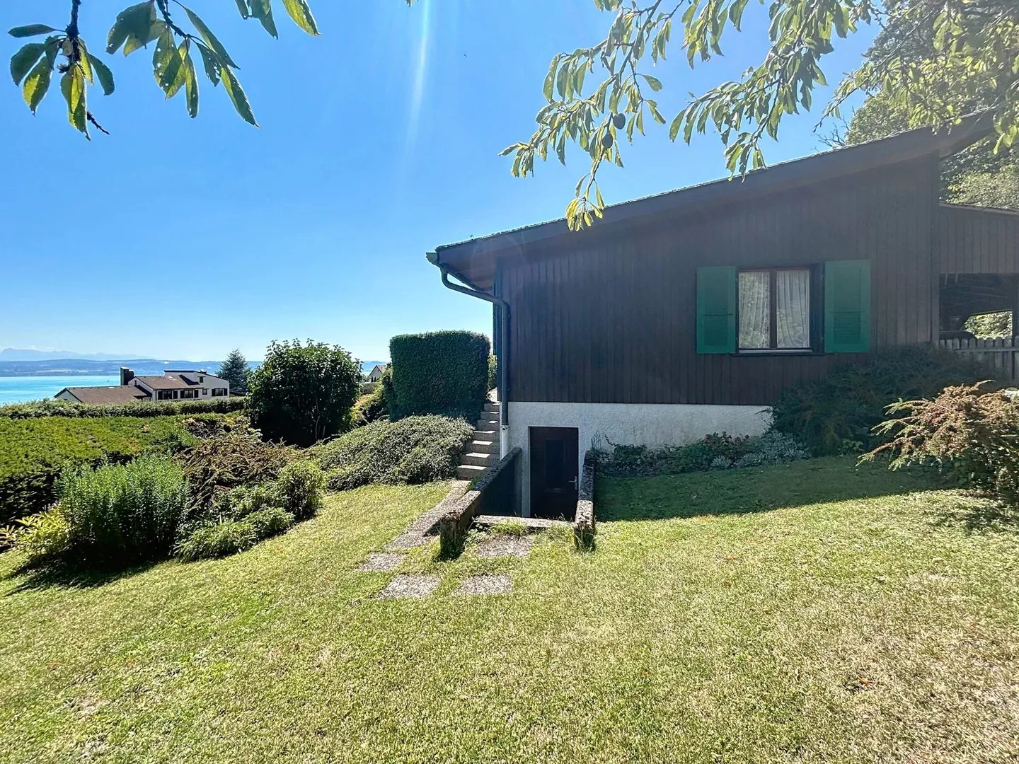 Chalet avec vue dégagée sur le lac et les alpes - Photo 5 sur 13